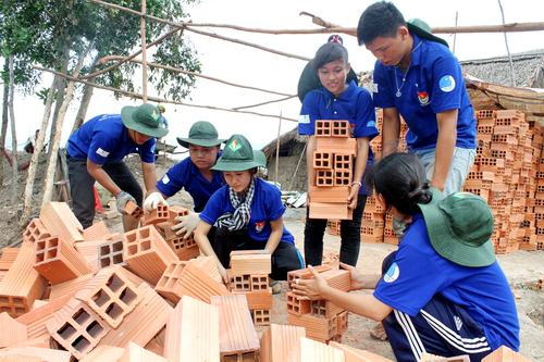 Sinh viên tình nguyện cùng tham gia xây nhà tình bạn